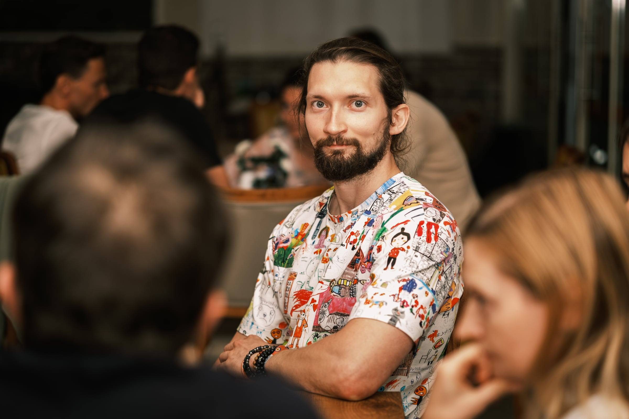 Улыбающийся мужчина на мероприятии в ресторане